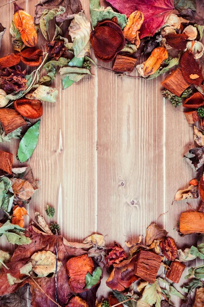 Padrão de folha outonal na mesa — Fotografia de Stock