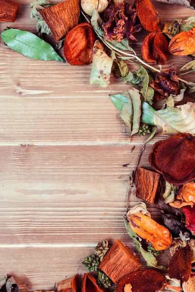 Overhead de folhas de outono na mesa — Fotografia de Stock