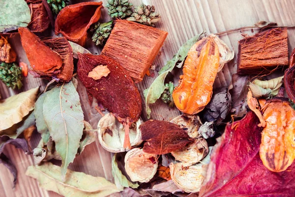 Herfst bladeren en pot pourri — Stockfoto