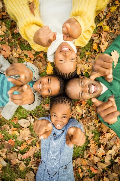 Jonge familie doen die een hoofd cirkels en wijzend de camera — Stockfoto