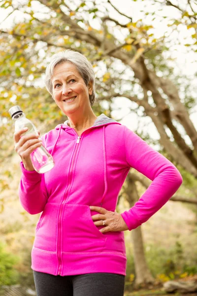 Senior woman in the park — Stock Photo, Image