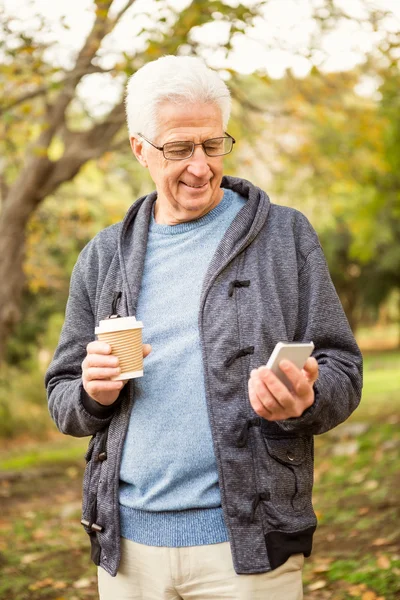 Senior man i parken — Stockfoto