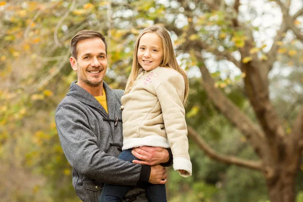 Gelukkig vader en zijn dochter poseren in park — Stockfoto