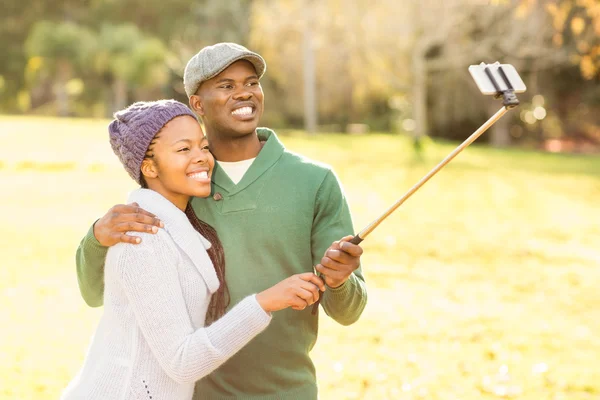 Junges lächelndes Paar macht Selfies — Stockfoto