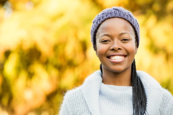 Femme heureuse dans le parc — Photo