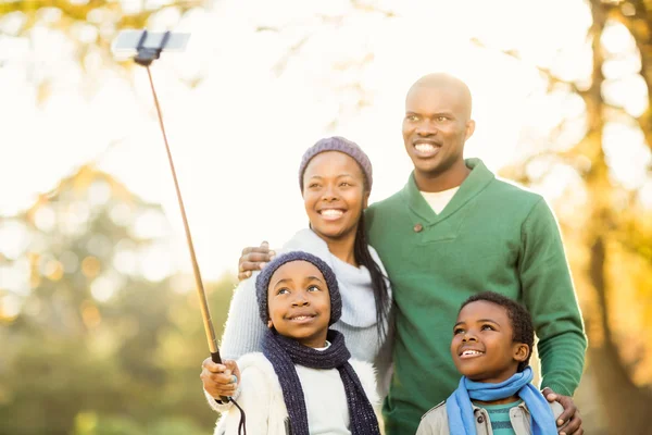 Joven sonriente familia tomando selfies — Foto de Stock