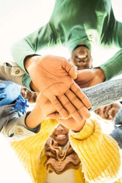 젊은 가족의 그들의 손을 합류 — 스톡 사진