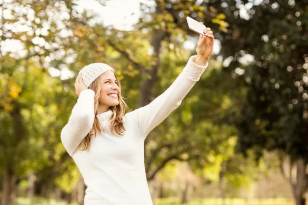 Lachende mooie vrouw nemen selfies — Stockfoto