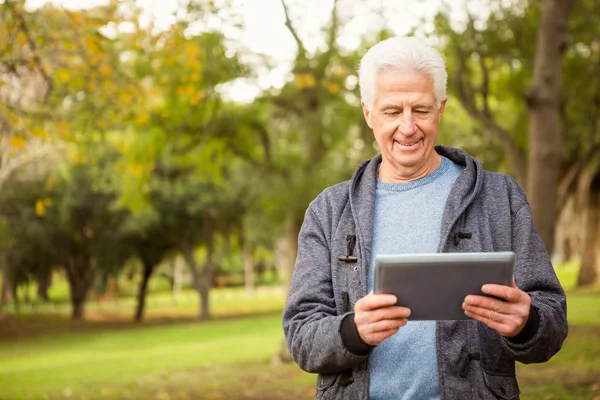 Senior man in het park — Stockfoto