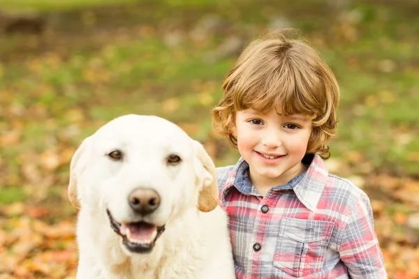 Kleine jongen met zijn hond — Stockfoto