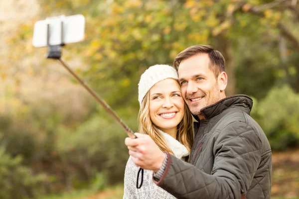 Sorridente giovane coppia prendendo selfie — Foto Stock