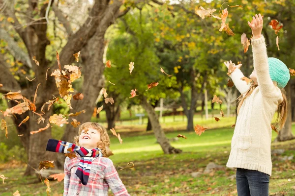 Happy siblings in the park — Stock Photo, Image