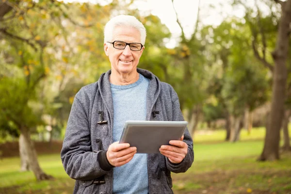 Senior man i parken — Stockfoto