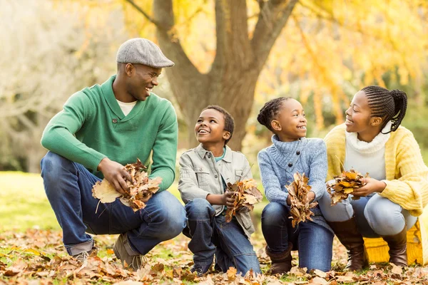 Porträt einer jungen Familie mit Blättern — Stockfoto
