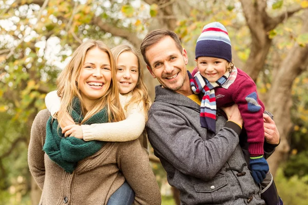 Leende ung familj poserar tillsammans — Stockfoto