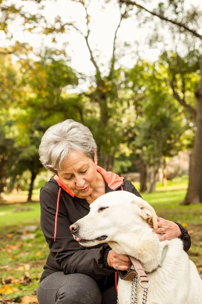 Seniorka w parku — Zdjęcie stockowe