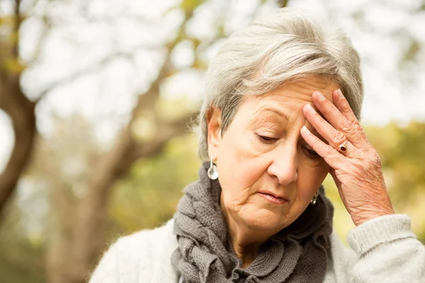 Senior vrouw in het park — Stockfoto