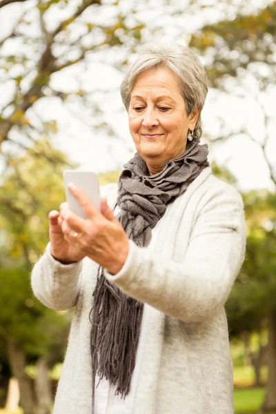 Senior vrouw in het park — Stockfoto