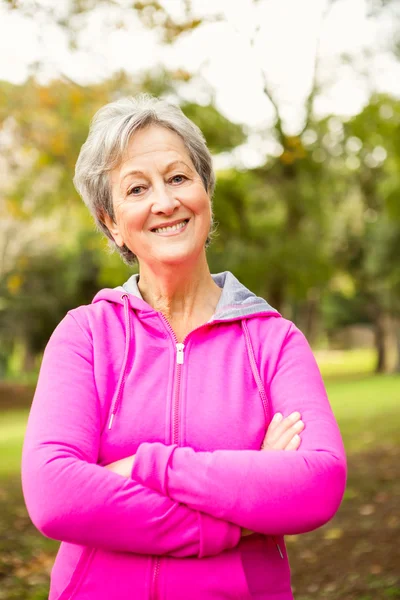 Senior vrouw in het park — Stockfoto