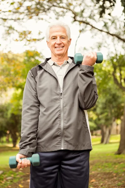 Senior homme travaillant dans le parc — Photo