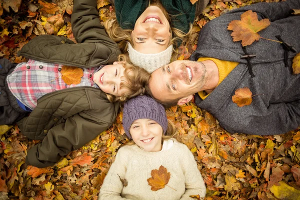 Sorrindo jovem família fazendo um círculo de cabeça — Fotografia de Stock