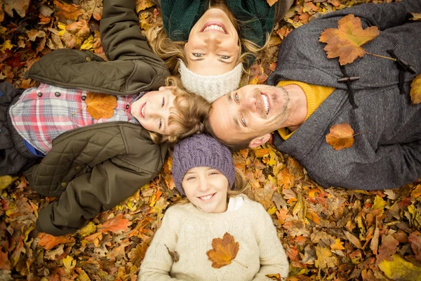 Gülümseyen genç aile baş daireler yapıyor — Stok fotoğraf