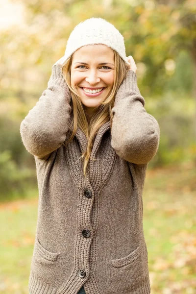 Sorridente bella donna con cappello — Foto Stock