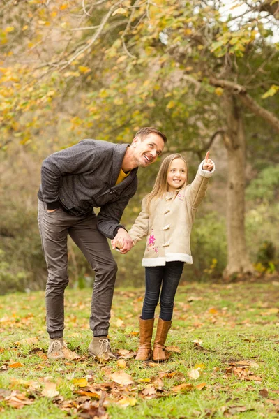 Carino figlia mostrando qualcosa a suo padre — Foto Stock