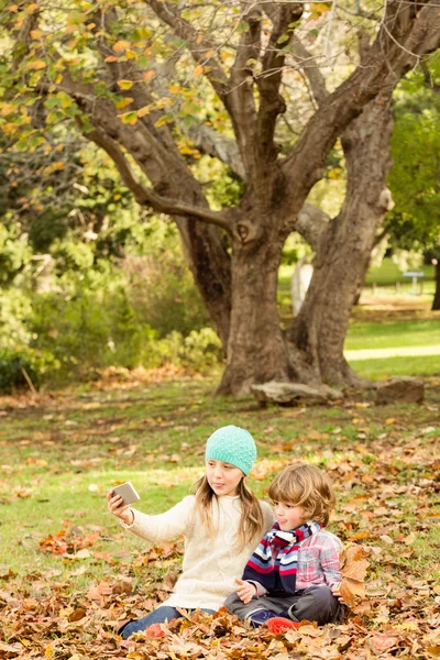 Szczęśliwy rodzeństwo w parku — Zdjęcie stockowe