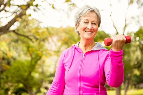 Senior vrouw in het park — Stockfoto