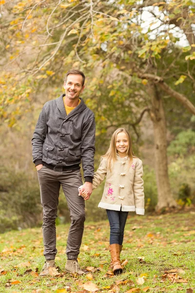 Gelukkig vader en dochter lopen samen in park — Stockfoto