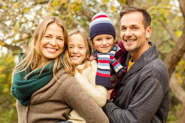 Leende ung familj poserar tillsammans — Stockfoto