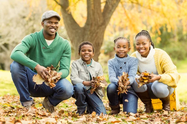 Porträt einer jungen Familie mit Blättern — Stockfoto