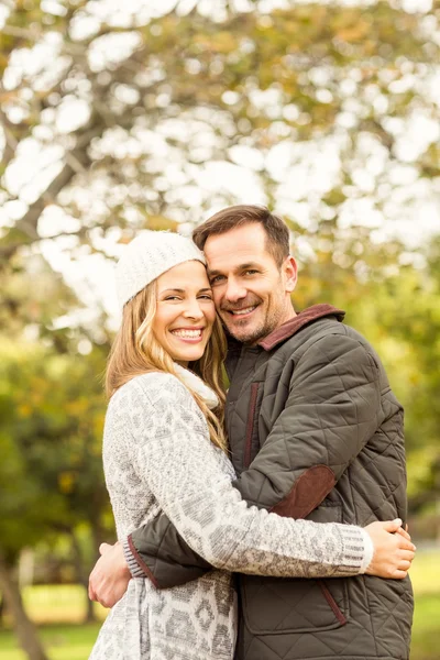 Portret van een lachend jong koppel omhelzend — Stockfoto