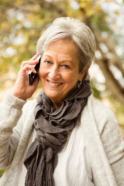 Senior kvinna i parken — Stockfoto