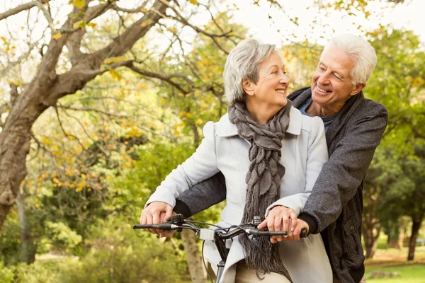 Pareja mayor en el parque — Foto de Stock