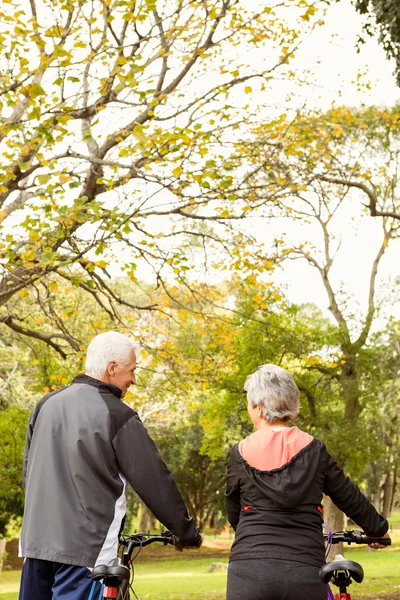 Para seniorów w parku — Zdjęcie stockowe