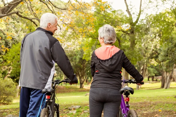 Senior couple in the park — Stock Photo, Image