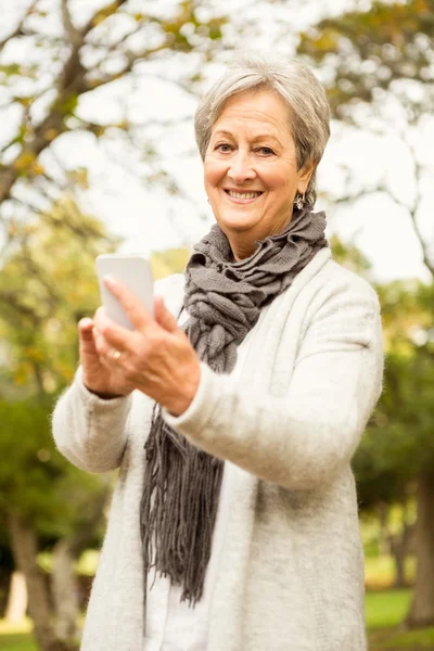 Seniorka w parku — Zdjęcie stockowe