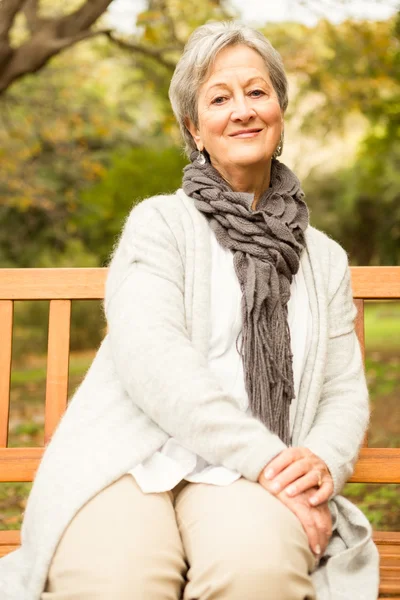 Senior woman in the park — Stock Photo, Image