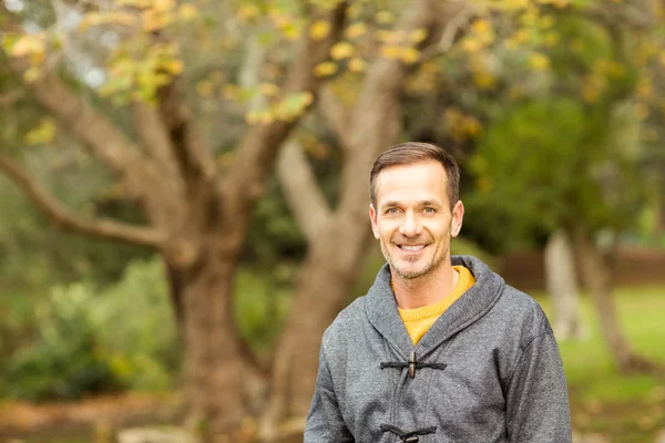 Junger schöner Mann posiert im Park — Stockfoto