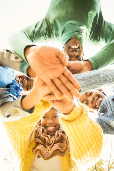 Giovane famiglia facendo un cerchio testa e unendo le mani — Foto Stock