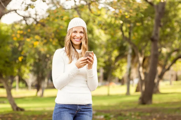 Porträt einer lächelnden hübschen Frau beim SMS schreiben — Stockfoto