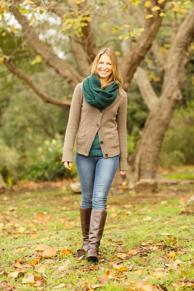 Smiling woman walking to the camera — Stock Photo, Image