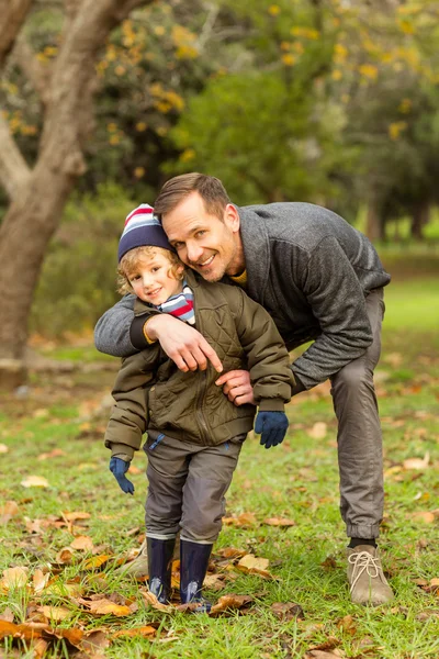Gelukkig vader poseren met zijn zoon — Stockfoto