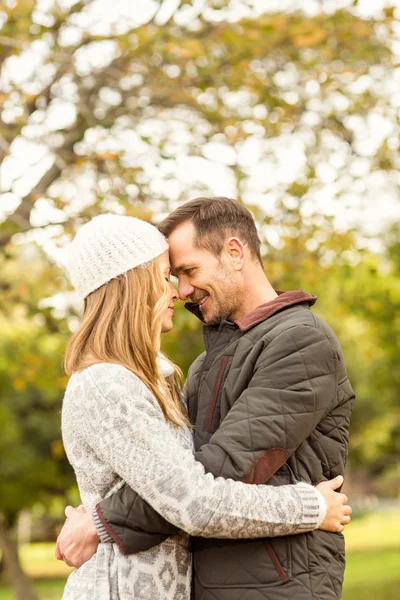 Porträt eines lächelnden jungen Paares, das sich umarmt — Stockfoto