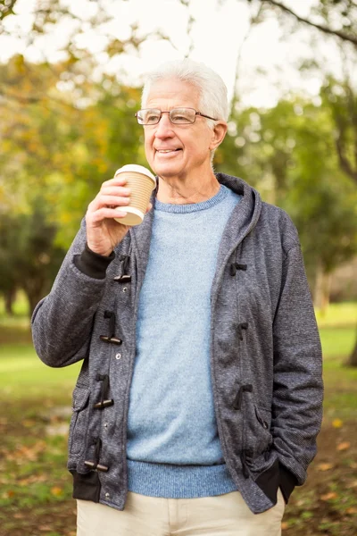 Uomo anziano nel parco — Foto Stock