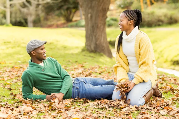 Vue d'un jeune couple souriant dans les feuilles — Photo