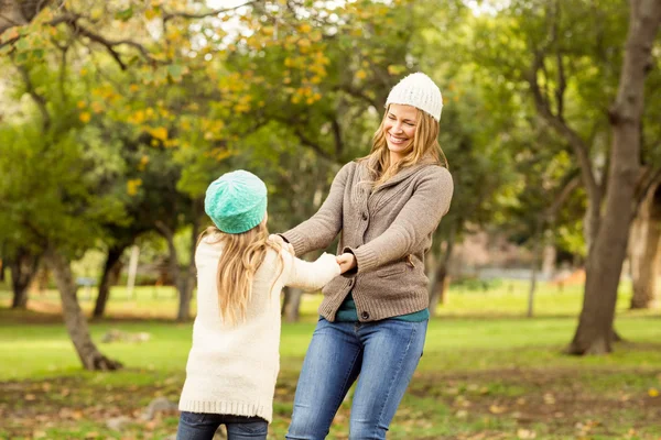 Giovane madre con sua figlia — Foto Stock