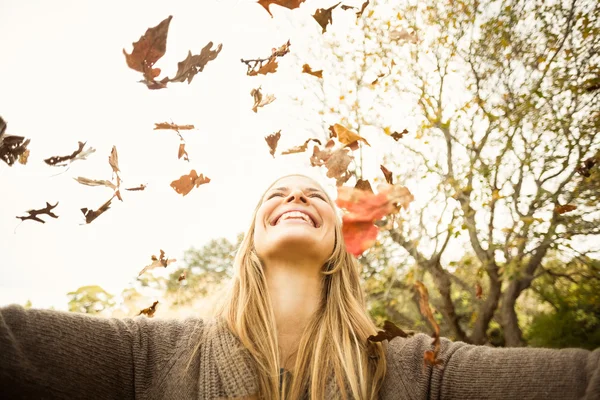 Portrait of a smiling woman with arms outstretched — Stock Photo, Image